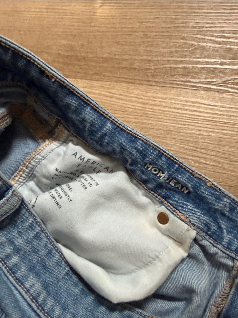 American Eagle Distressed Mom Jean Strigid Denim Size 14 - Picture 4 of 6